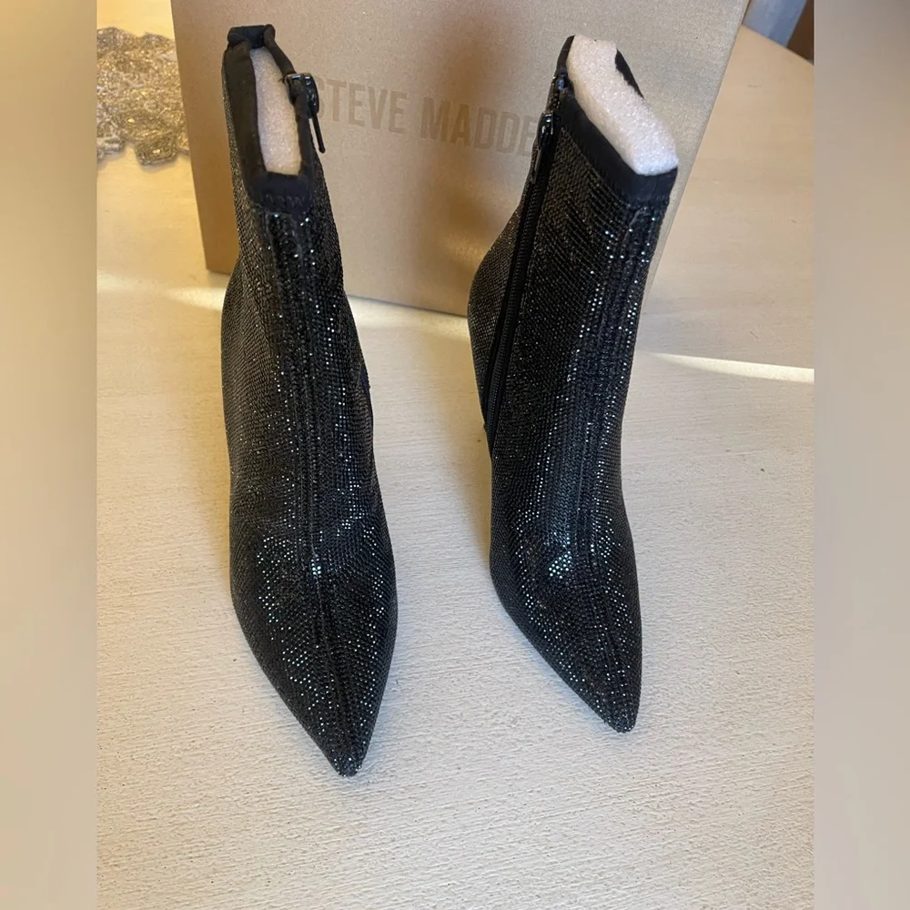 New in‎ box Steve Madden boots Size 8 black rhinestone heeled  booties 🖤🖤